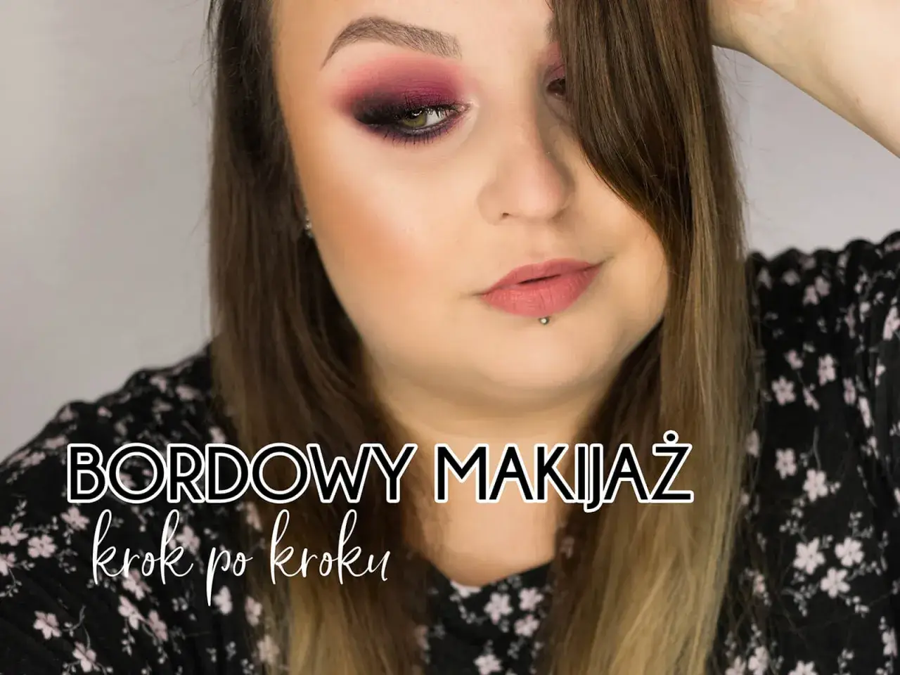 Kobieta z wyrazistym makijażem oka w odcieniu burgundowym. Tekst "BORDOWY MAKIJAŻ krok po kroku" sugeruje tutorial.