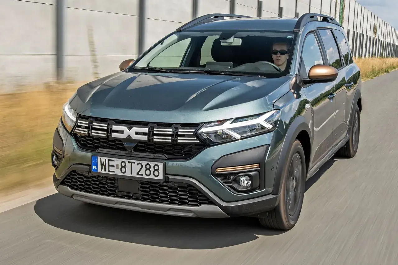 Zielony Dacia Jogger w ruchu drogowym. Sprawdź atrakcyjną dacia jogger cena i wybierz swój wymarzony model.