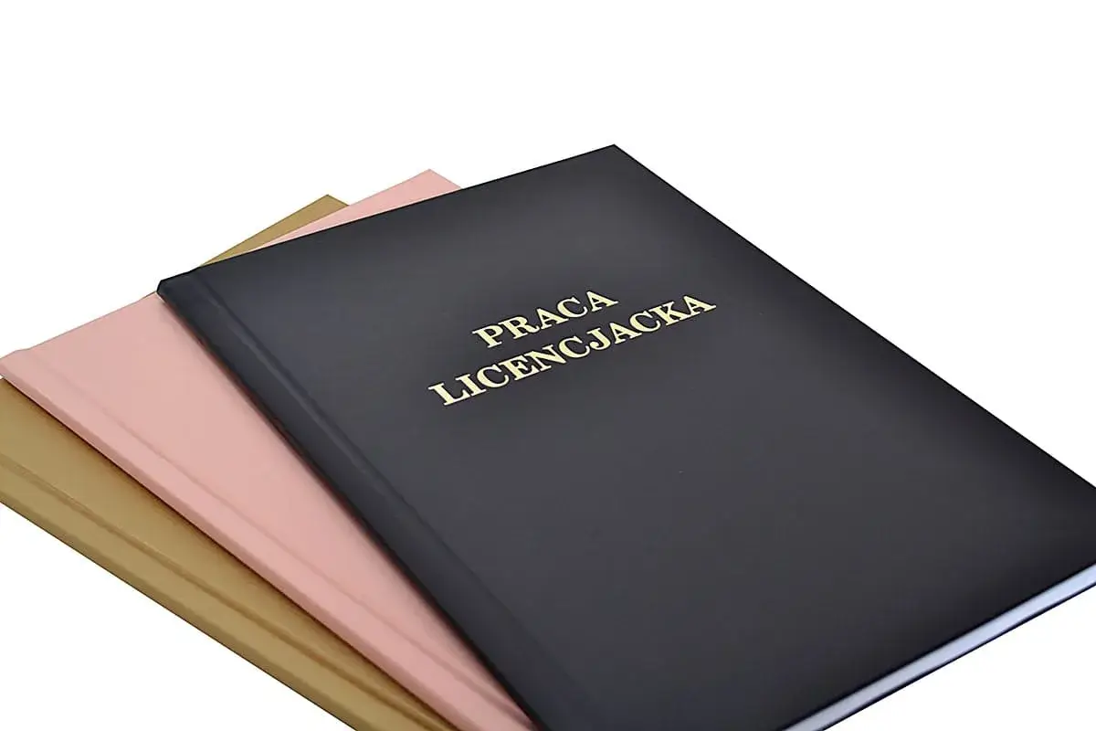 Trzy okładki prac: czarna z napisem "PRACA LICENCJACKA", różowa i złota. Gotowe do uzupełnienia bibliografią.