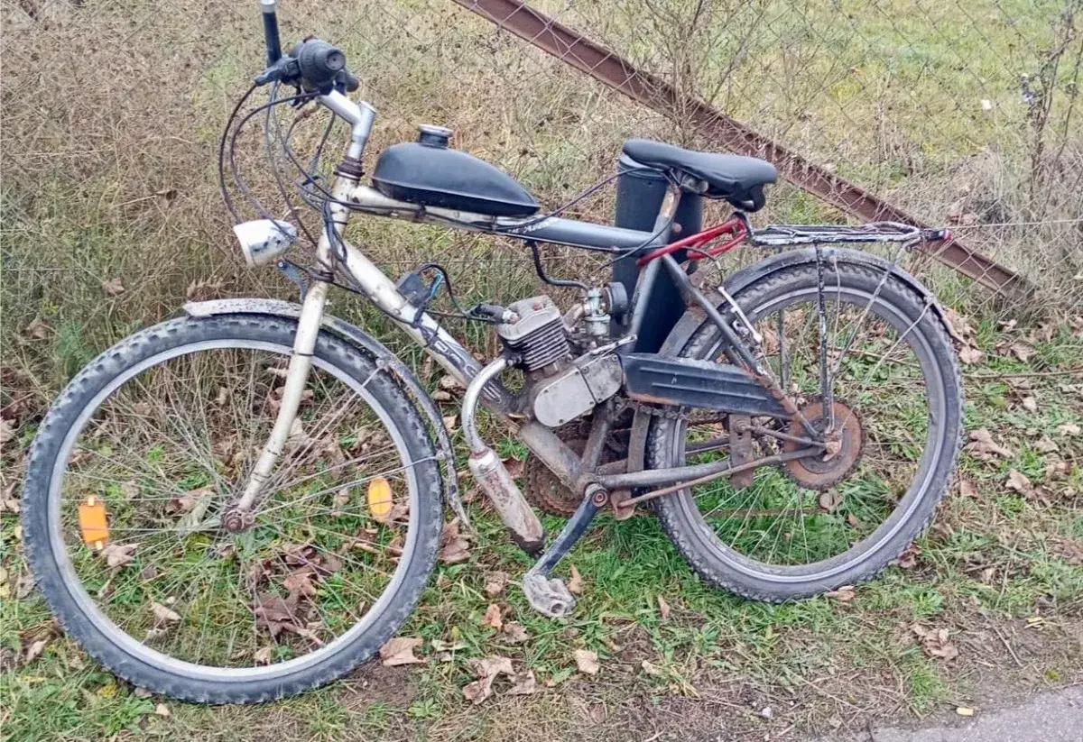 Stary rower z silnikiem spalinowym, który może przynieść mandat za nielegalne modyfikacje.