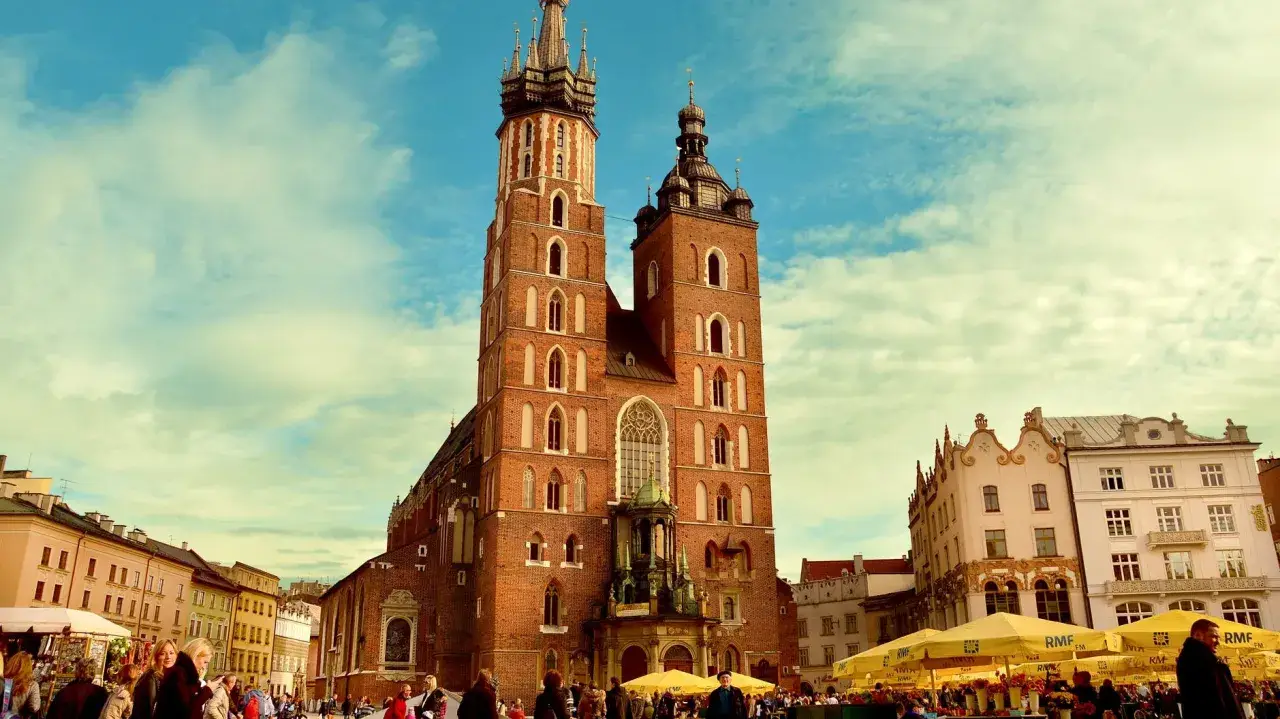 Rynek Główny w Krakowie, z Kościołem Mariackim w tle. Idealne miejsce na studia krakow i spacer.