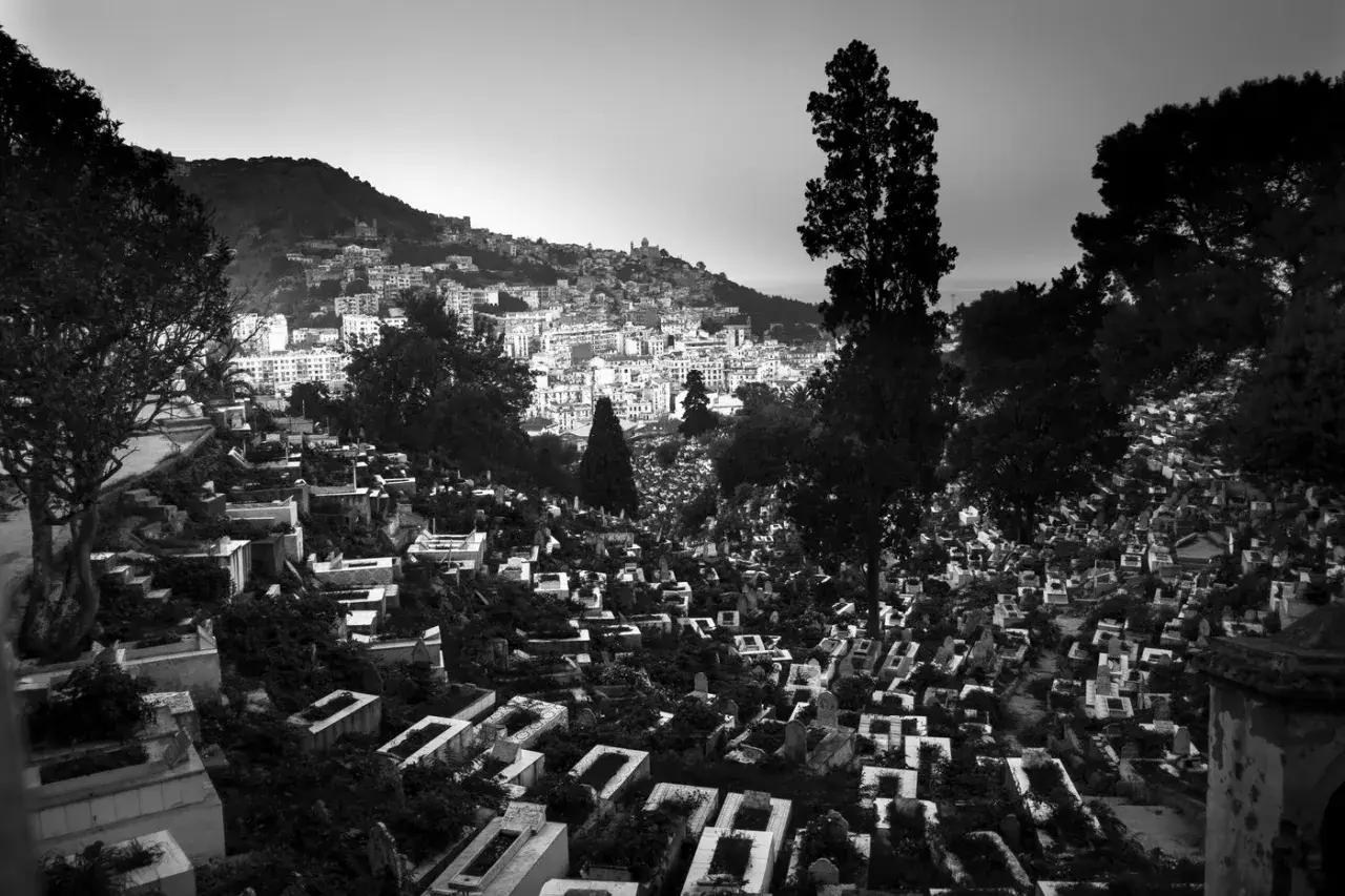Vue d'un cimetière en pente, avec la ville d'Alger en arrière-plan. L'expression de Bab El Oued se lit dans cette vue mélancolique.