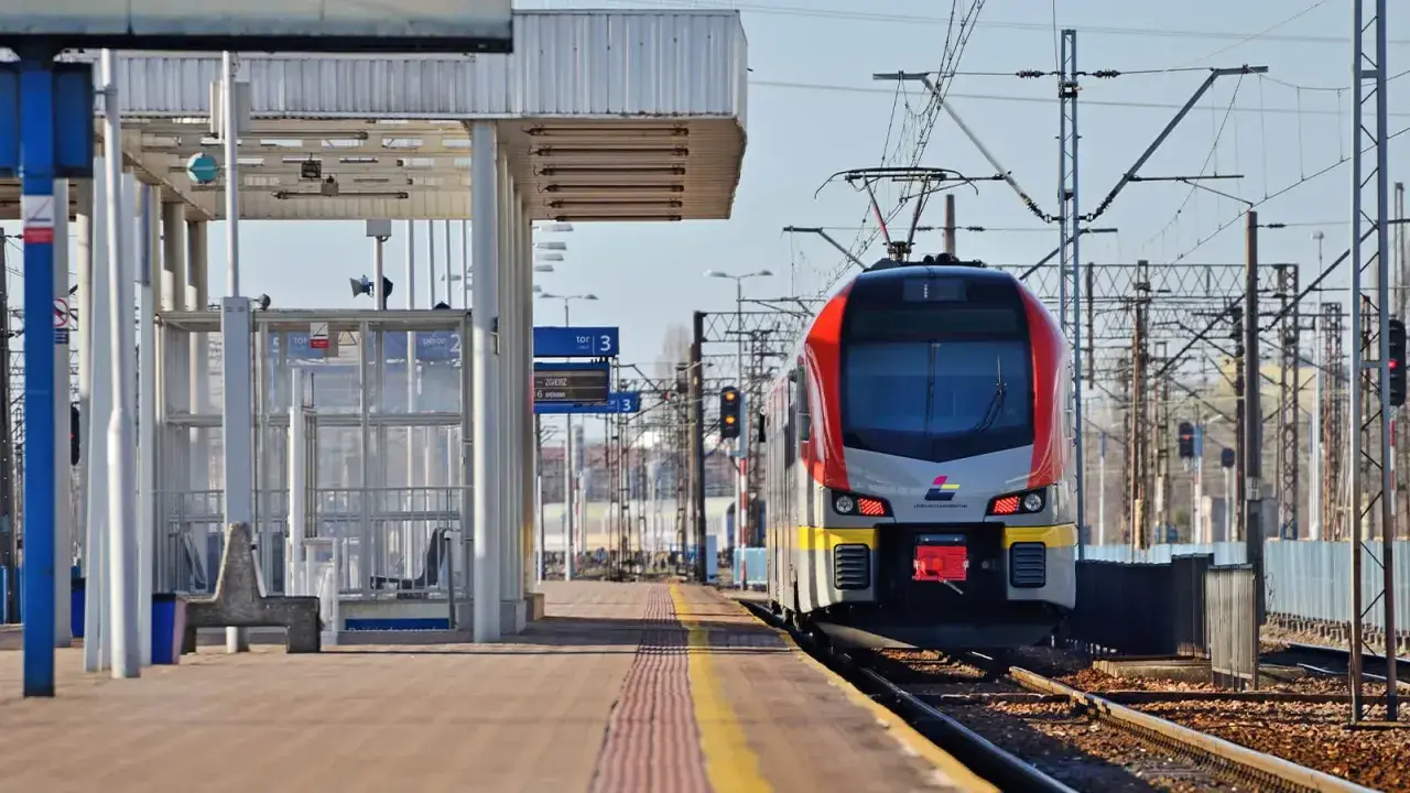 Nowy pociąg na peronie w Skierniewicach, gotowy do odjazdu. Trasa w kierunku Zgierza.