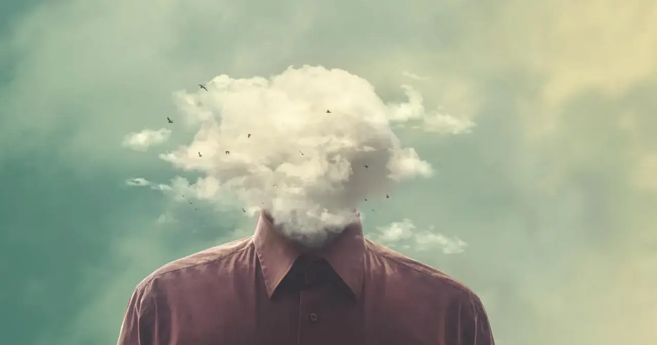 Człowiek bez głowy, z chmurą zamiast niej. Ptaki latają wokół. Czy to amnezja co to?