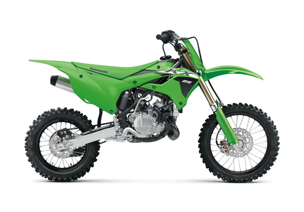 Zielony motocykl Kawasaki KX 85, gotowy do wyścigów. Zastanawiasz się, kawasaki kx 85 ile ma koni?