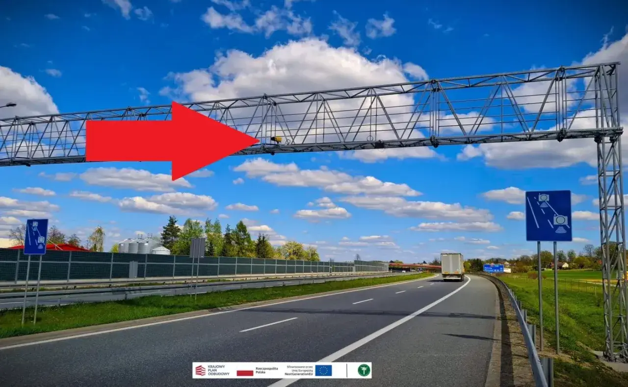 Czerwona strzałka wskazuje na bramownicę z urządzeniami do odcinkowego pomiaru prędkości na A4.