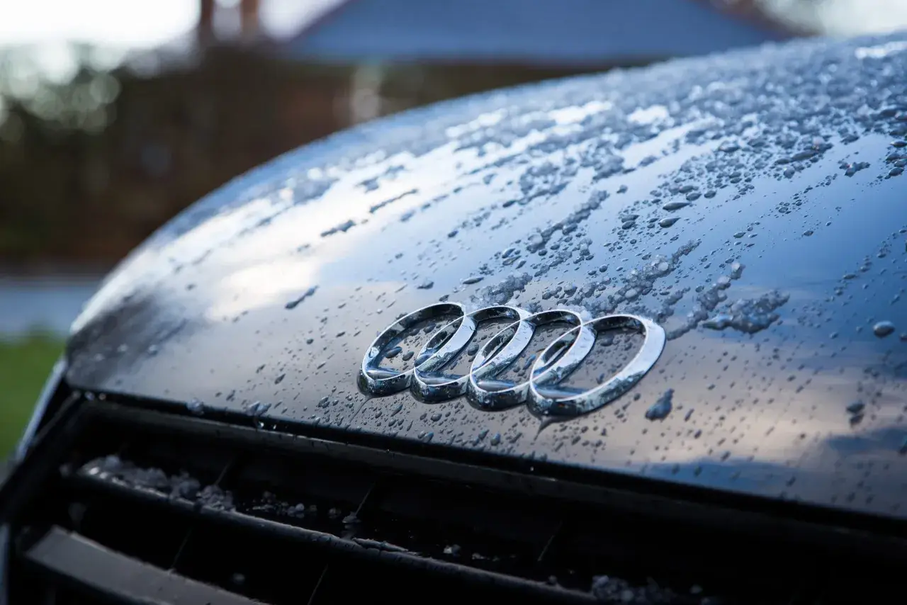 Krople wody na masce Audi. Zastanawiasz się, ile kosztuje lakierowanie auta po zimie?
