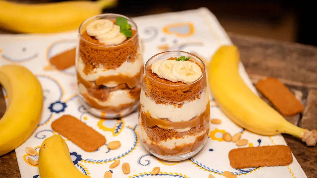 Pyszny deser banoffee w szklankach, warstwowo ułożony z bananów, kremu i pokruszonych ciasteczek. Idealny przepis na słodką chwilę.