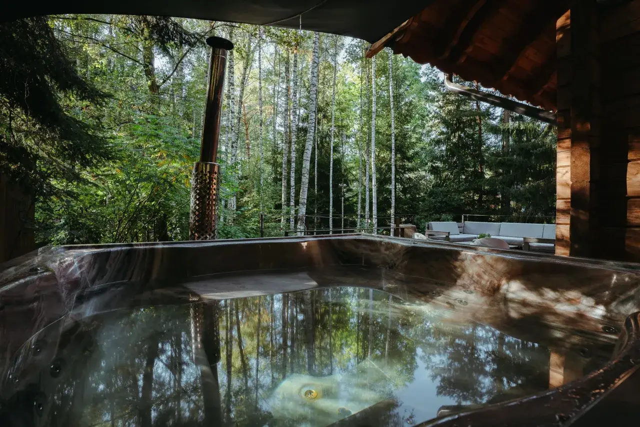 Relaks w jacuzzi w otoczeniu lasu, idealne miejsce na aloha camp.