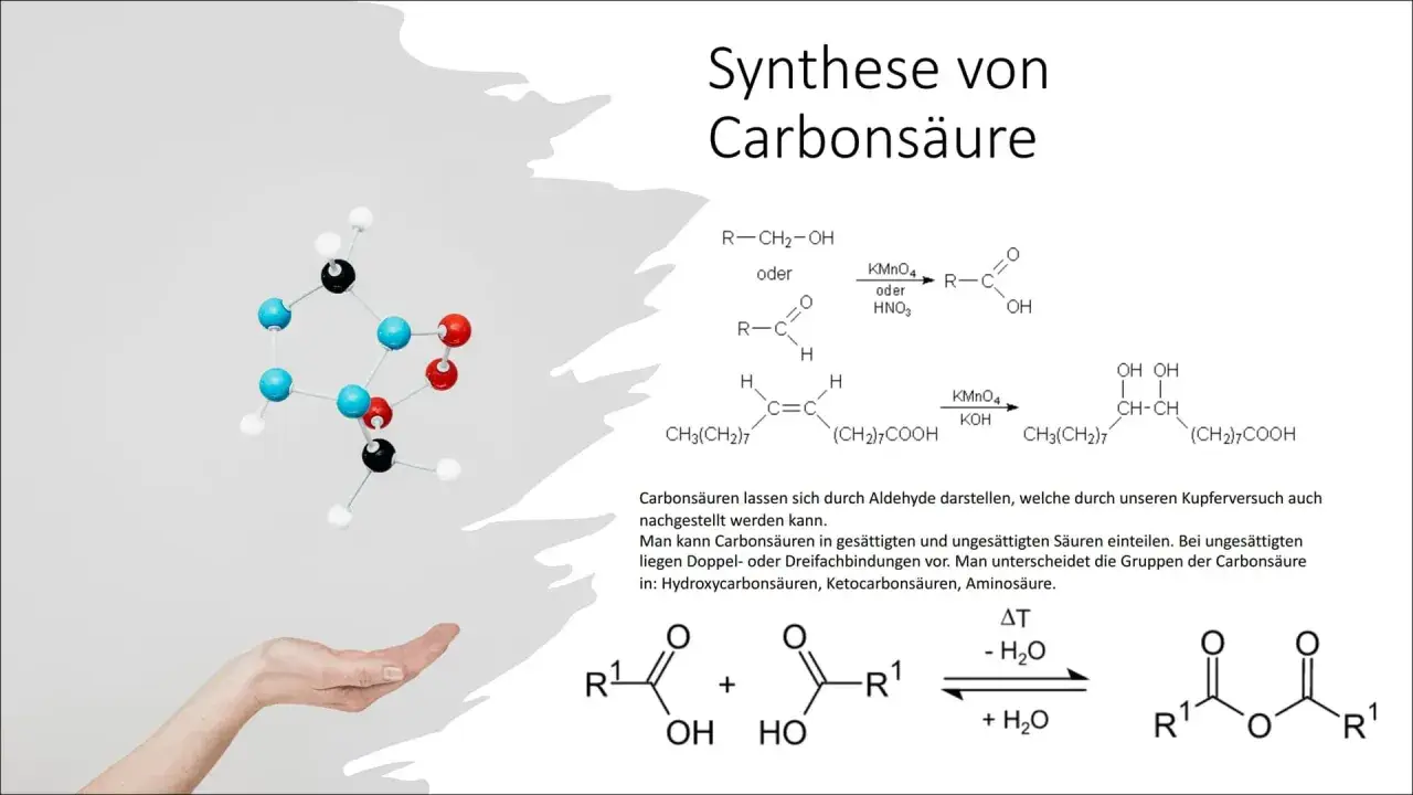 Molekülmodell einer organischen Verbindung, daneben chemische Reaktionen zur Synthese von Carbonsäuren, die eine COOH-Gruppe enthalten.