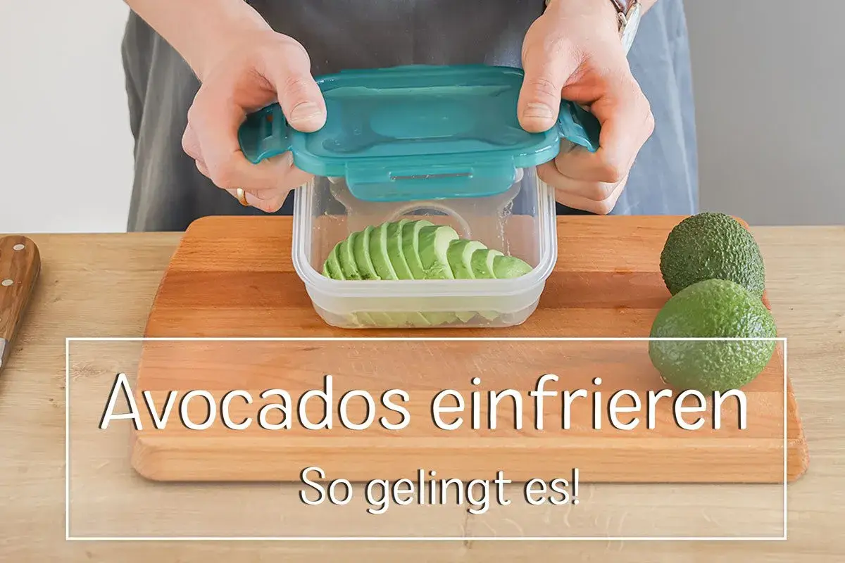 So kann man Avocado einfrieren: Scheiben in einem Behälter vorbereiten.