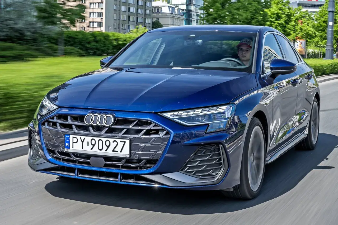 Niebieskie Audi A3 w ruchu miejskim. Sprawdź atrakcyjną audi a3 cena i wybierz swój wymarzony model.