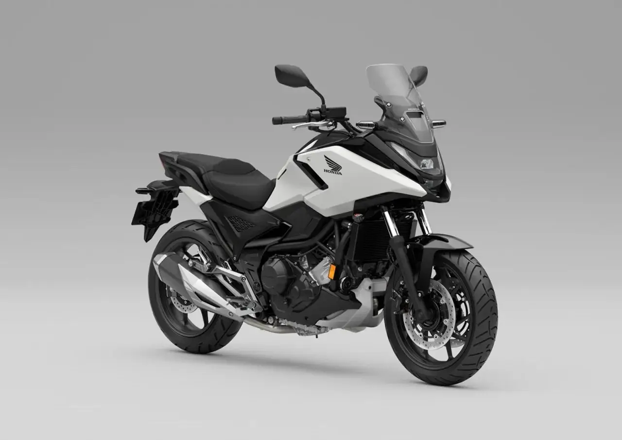 Biało-czarny motocykl Honda NC 750, gotowy do drogi. Sprawdź honda nc 750 dane techniczne.