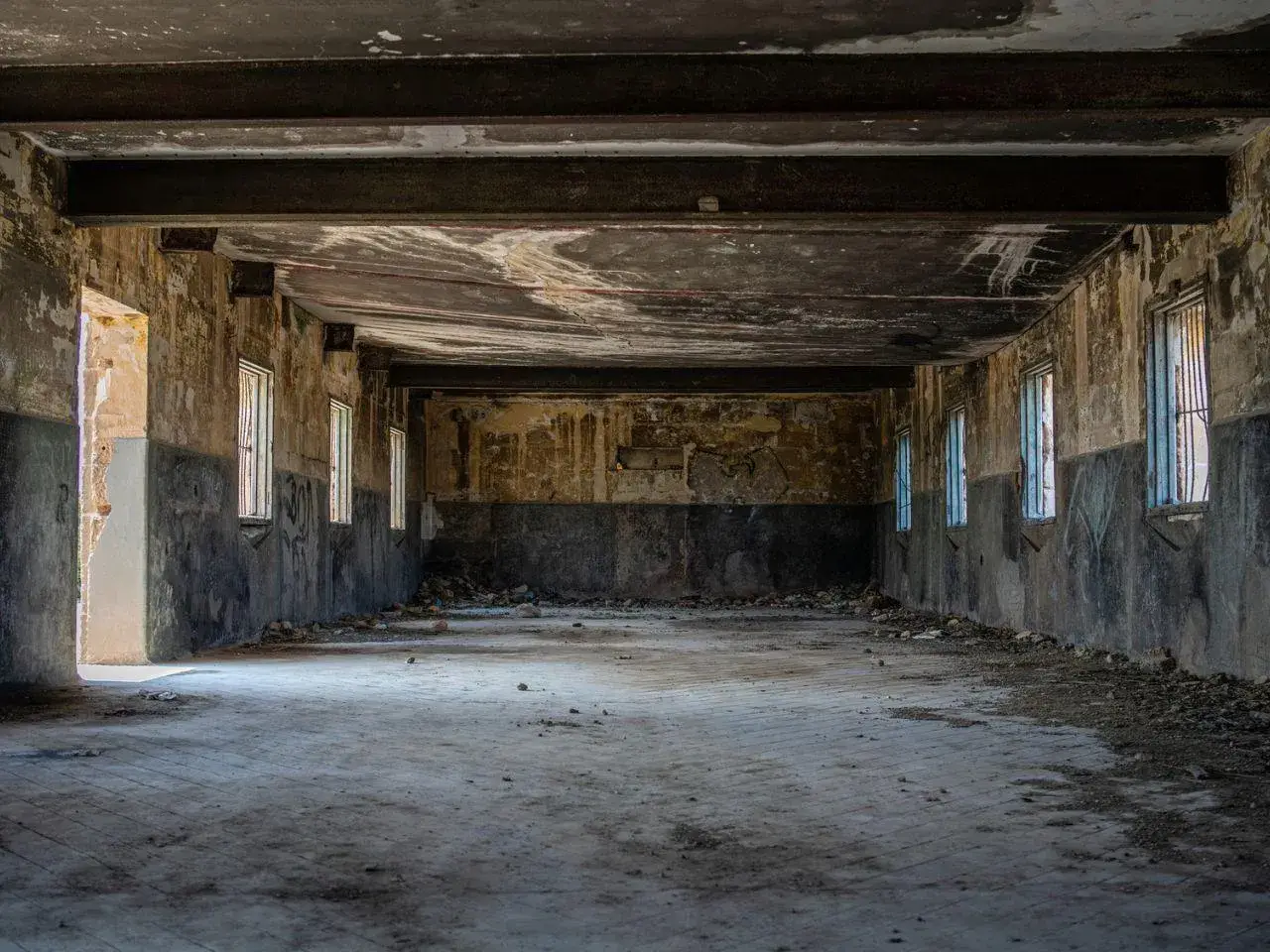 Opuszczony budynek, zniszczone ściany, gruz na podłodze. To miejsce idealne do eksploracji, czyli urbex.