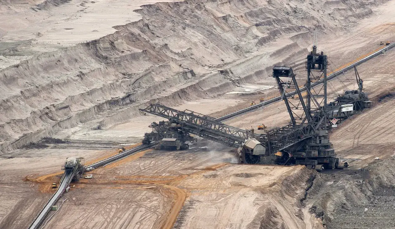 Gigantische Bagger in einem Tagebau, ein Symbol für den kohleausstieg aktueller stand.