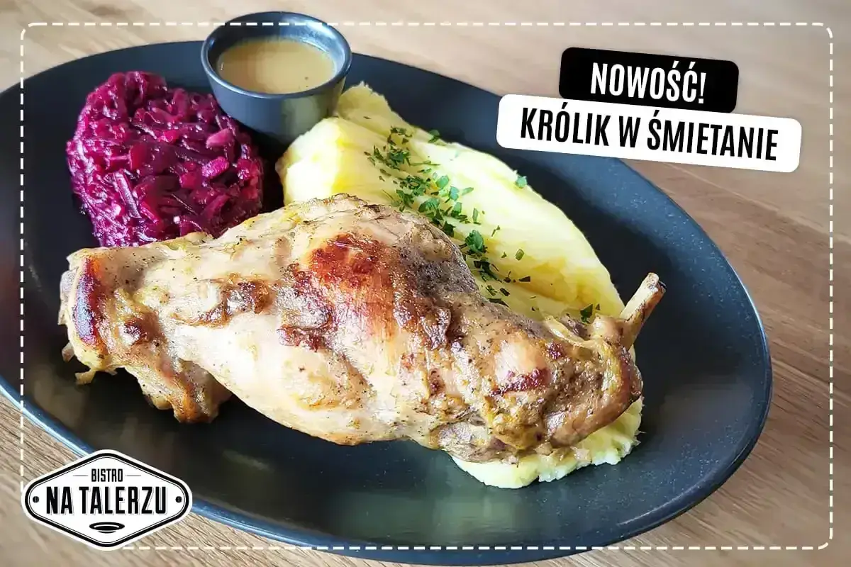 Nowość! Królik w śmietanie z purée ziemniaczanym i czerwoną kapustą. Pyszne danie na talerzu.