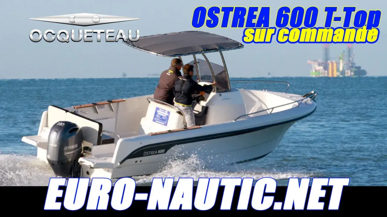 Bateau Ostrea 600 T-Top en mer, avec deux personnes à bord. Avis positifs sur ce modèle.