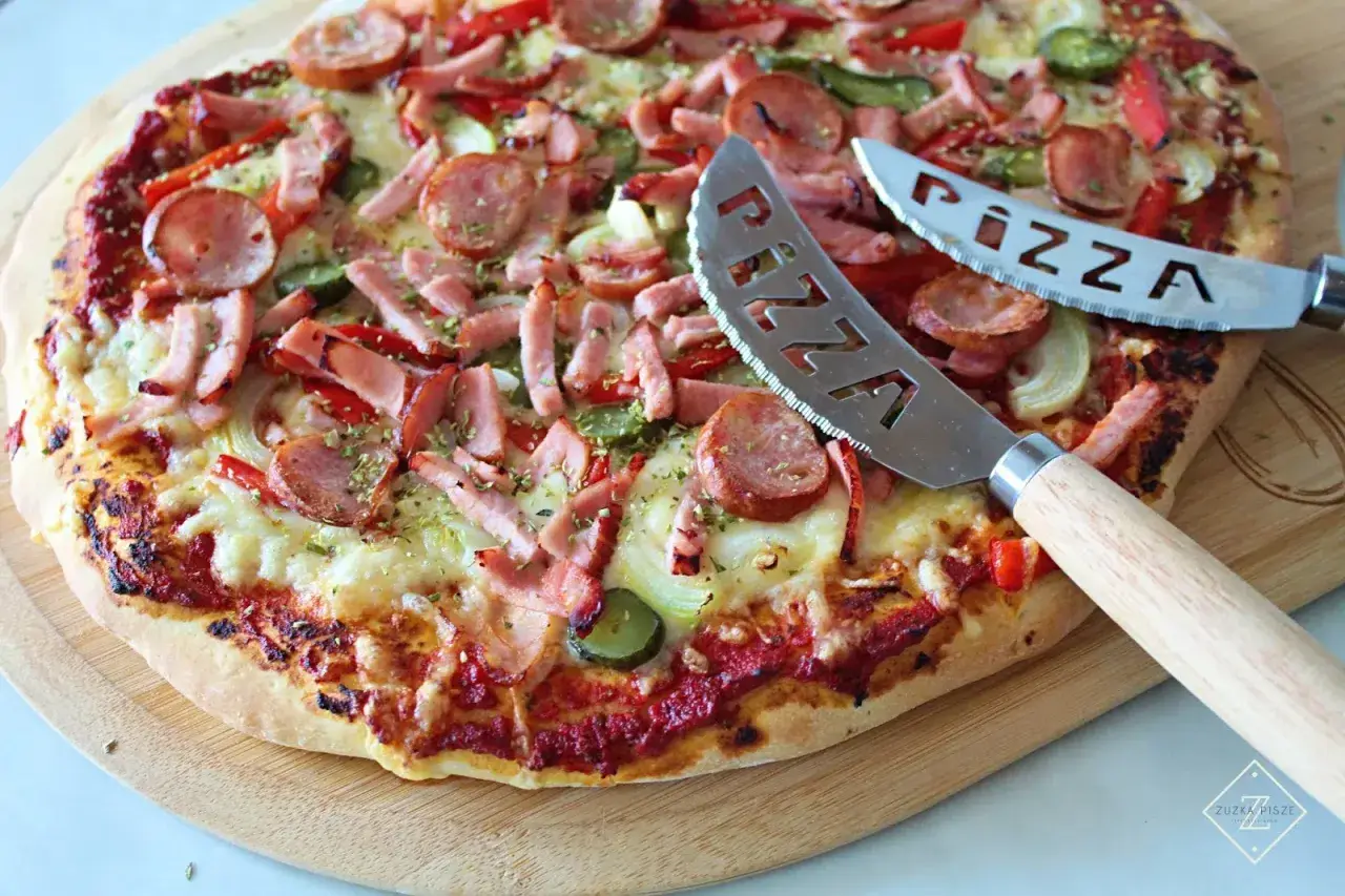 Pyszna pizza z kiełbasą i warzywami, gotowa do pokrojenia. To najlepsza pizza przepis, jaki kiedykolwiek próbowałeś!