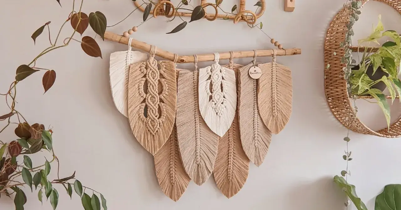Makramowe pióra, ozdoby ścienne w stylu boho. Różne rodzaje rękodzieła tworzą przytulną atmosferę.