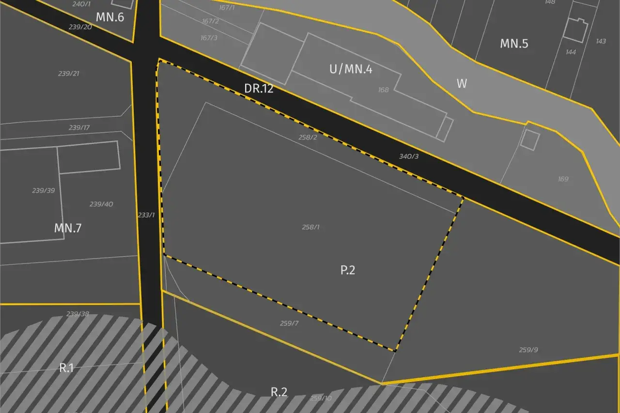 Fragment mapy z oznaczeniami działek i ulic. Dowiedz się, jak sprawdzić plan zagospodarowania przestrzennego działki, analizując takie dokumenty.