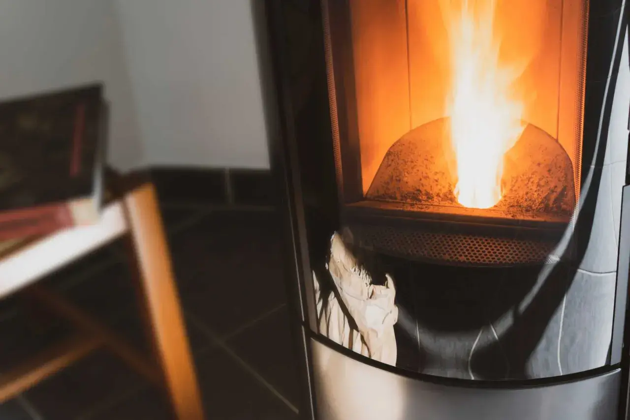 Flammes vives dans un poêle à granulés, l'échangeur de chaleur assure une diffusion rapide de la chaleur.