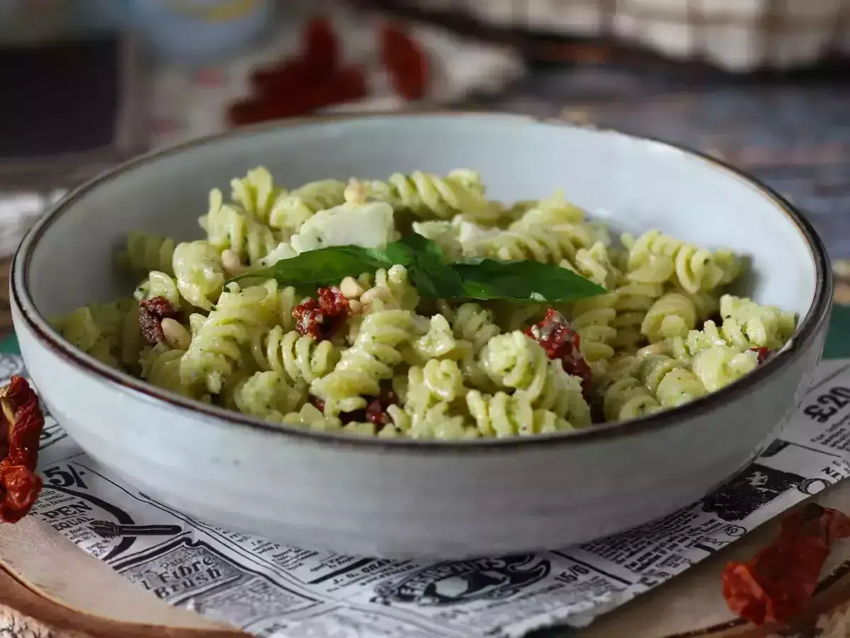 Pastasallad med krämig pesto, pinjenötter, ost och smakrika soltorkade tomater. En härlig sommarrätt.