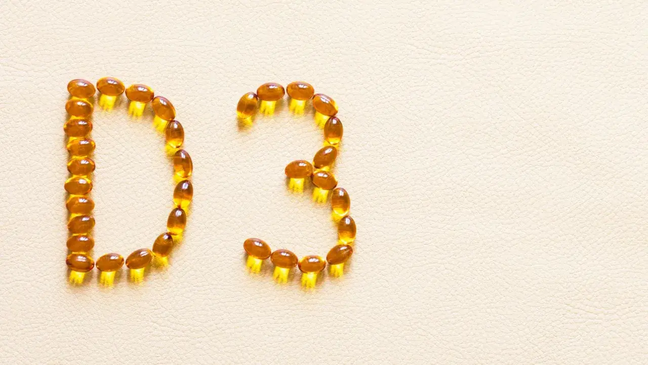 Kapsułki z witaminą D3 ułożone w napis "D3", symbolizujące walkę z niedoborem witaminy D.