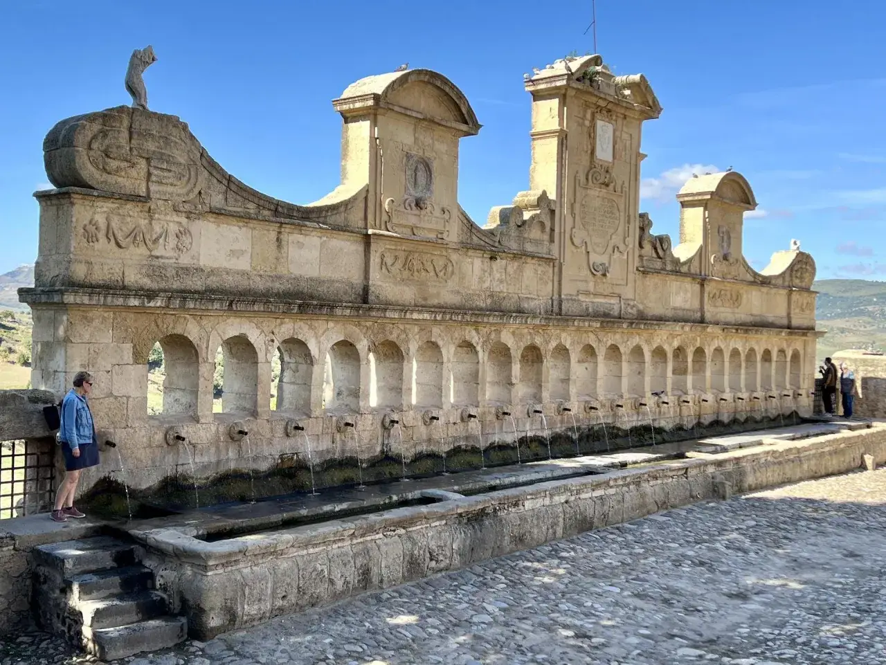 Fontana monumentale con archi e getti d'acqua, un luogo da scoprire ad Agira.