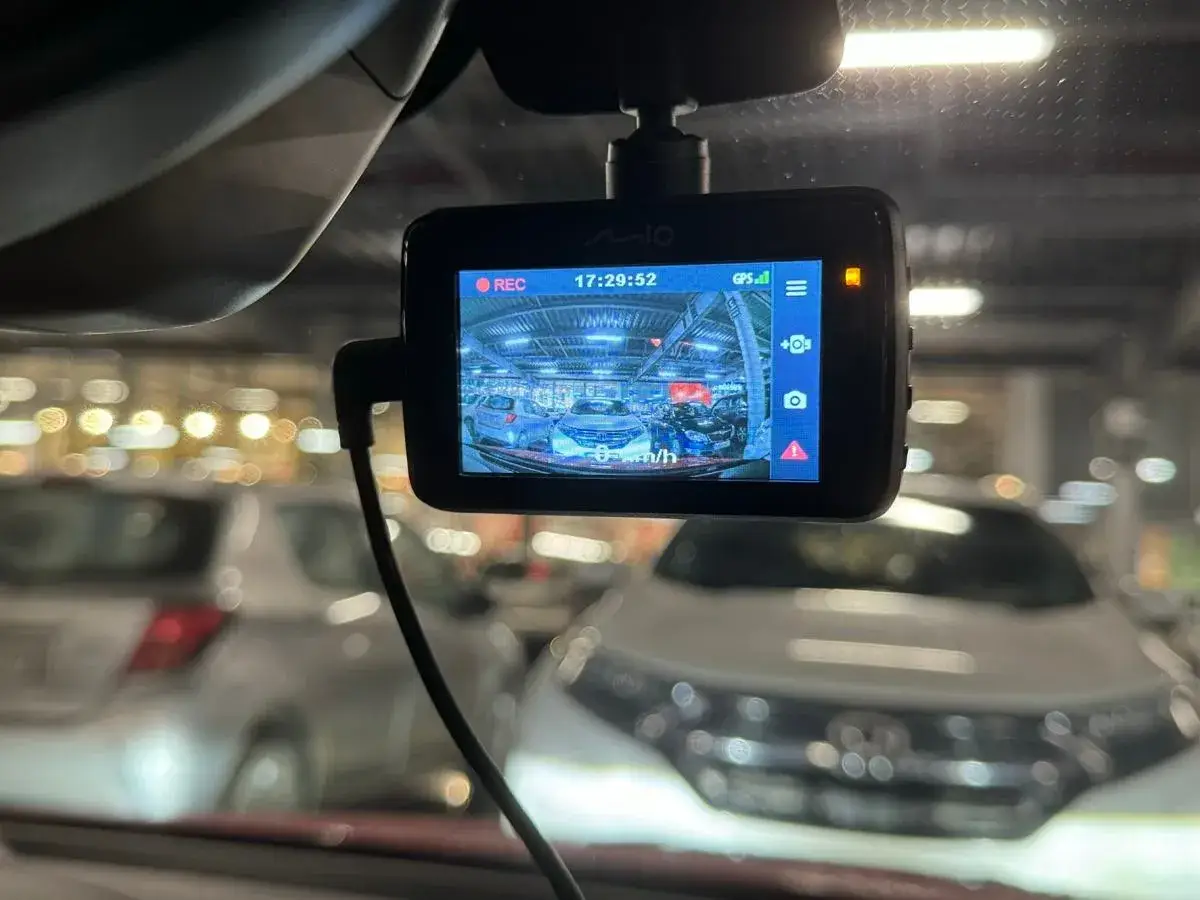 Wideorejestrator Mio nagrywa parking w Czechach. Widok z kamery samochodowej na rząd aut.