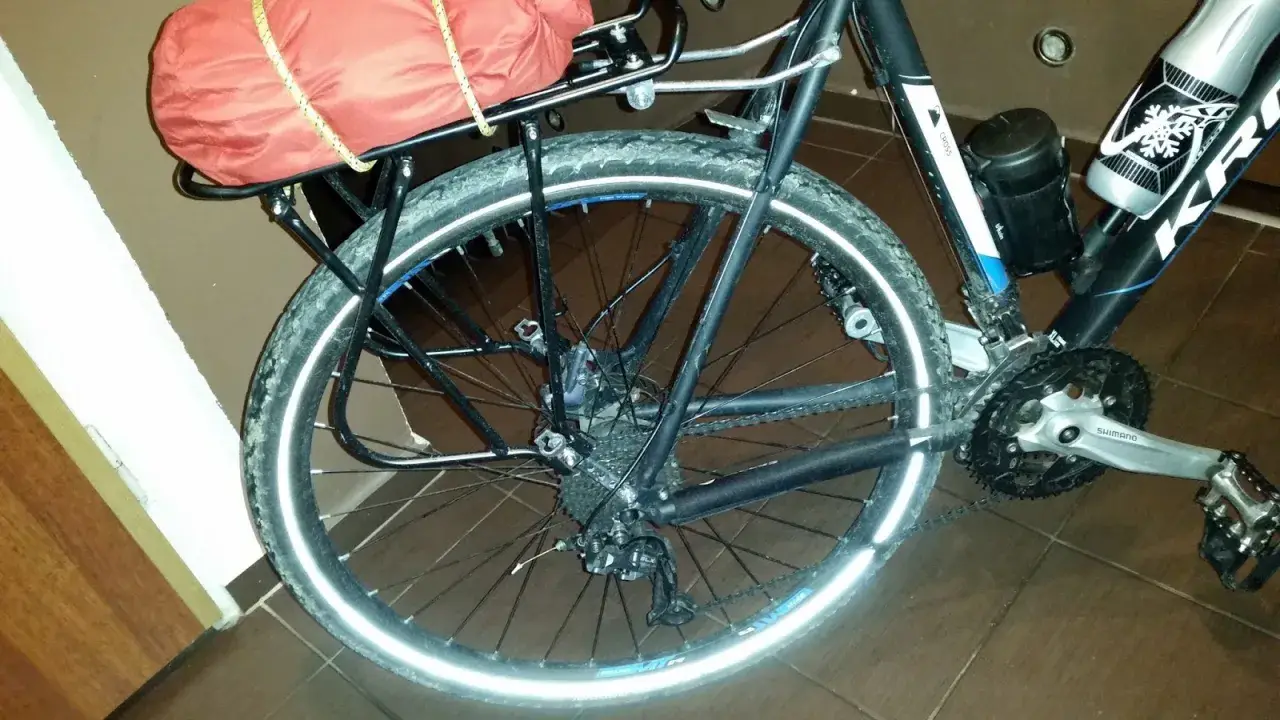 Bagażnik rowerowy z sakwą, gotowy do montażu. Dowiedz się, jak zamontować bagażnik tylny do roweru.