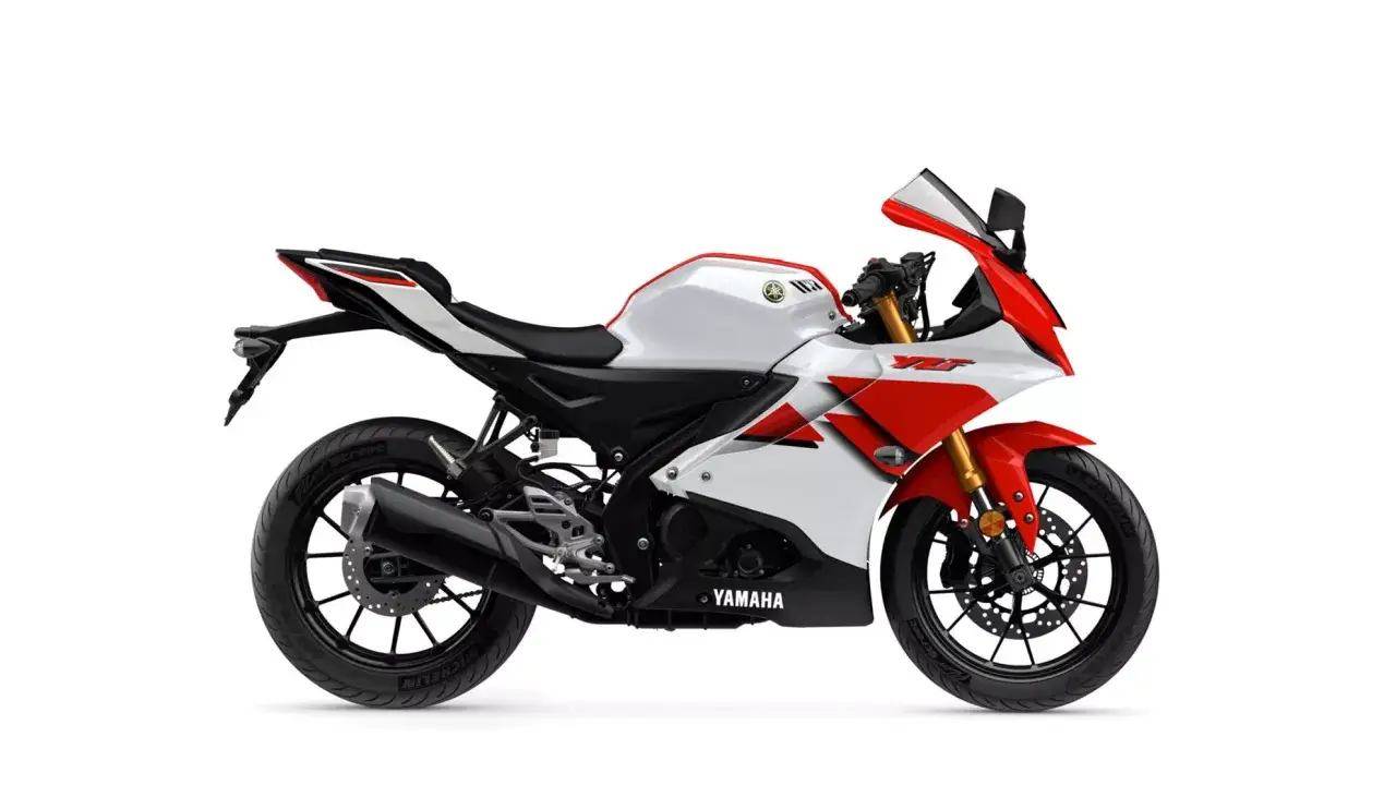 Sportowy motocykl Yamaha YZF R125 w biało-czerwonej kolorystyce. Zwróć uwagę na wygodną wysokość siedzenia.