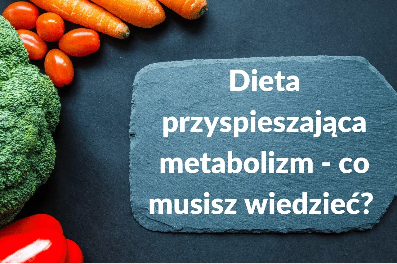 Brokuł, marchewki i pomidorki na czarnym tle. Na kamiennej tablicy napis: "Dieta przyspieszająca metabolizm - co musisz wiedzieć?".