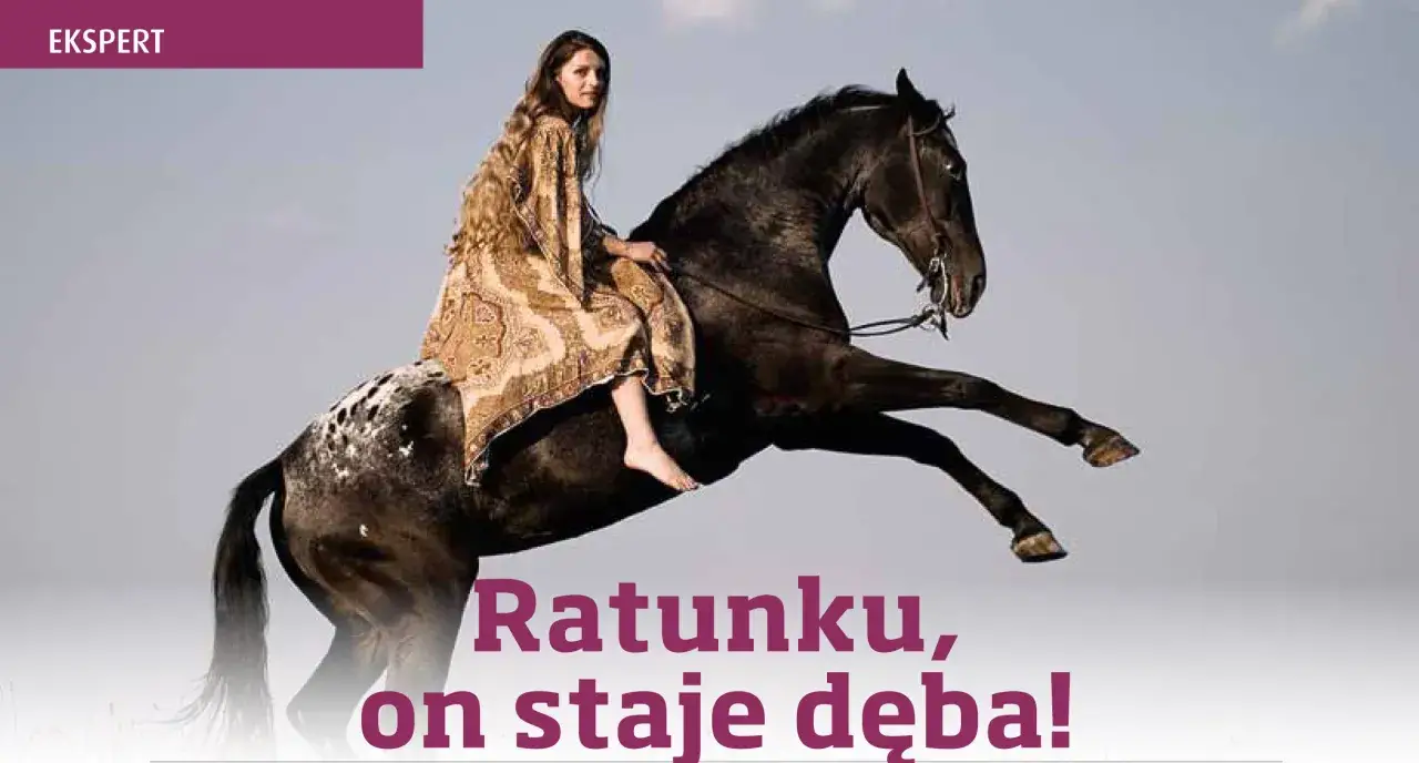 Kobieta w zwiewnej sukni siedzi na czarnym koniu, który staje dęba.