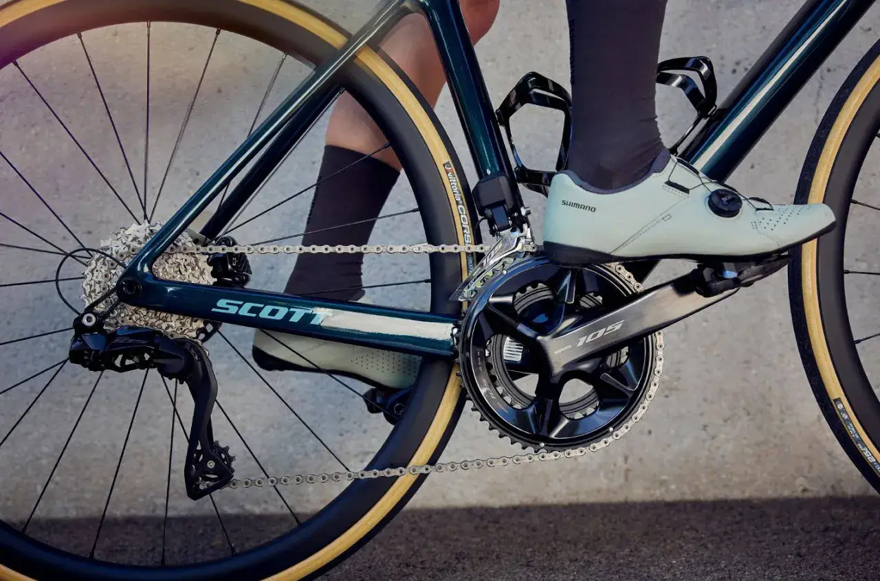 Rower Scott z grupą osprzętu Shimano 105 szosa. Widoczny mechanizm korbowy, przerzutka tylna i kaseta.