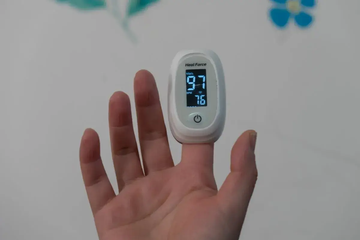 Pulsoksymetr na palcu pokazuje 97% nasycenia tlenem i 76 uderzeń na minutę. To dobry wynik, znacznie lepszy niż tętno spoczynkowe 50.