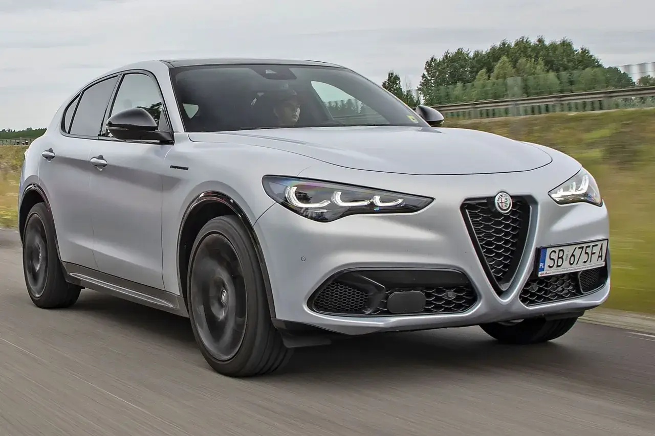 Srebrny Alfa Romeo Stelvio w ruchu. Sprawdź aktualną alfa romeo stelvio cena i wybierz swój wymarzony SUV.