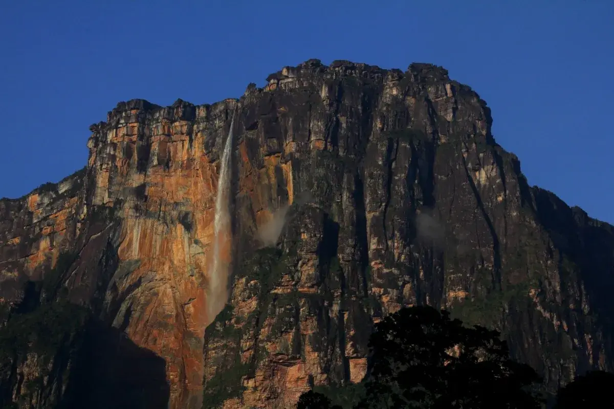 Wodospad Angel Falls, najwyższy wodospad świata, spada kaskadą z ogromnego, skalnego płaskowyżu w Wenezueli.