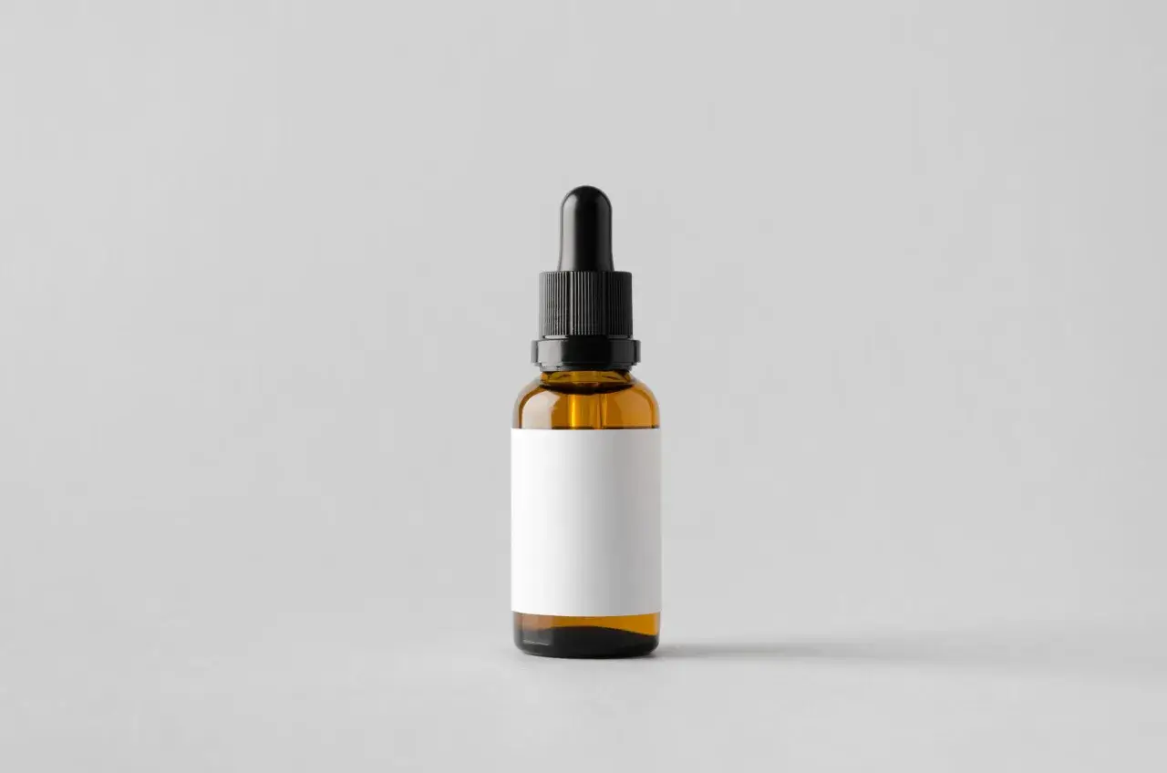Brązowa buteleczka z pipetką, idealna na serum z witaminą E, np. tocopheryl acetate. Pusta, biała etykieta czeka na Twój opis.