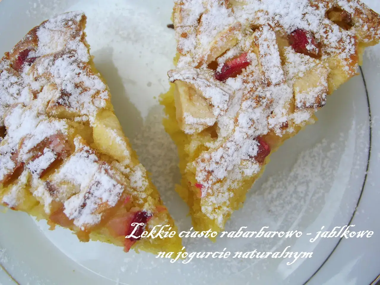 Szybkie ciasto jogurtowe z rabarbarem i jabłkami, posypane cukrem pudrem. Idealne na deser.