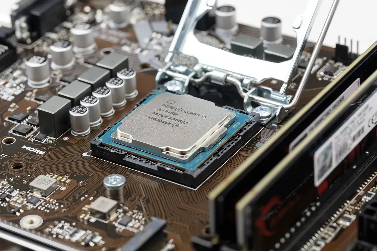 Carte mère avec processeur Intel Core i5, un des meilleurs processeurs PC portable pour la performance. RAM installée.