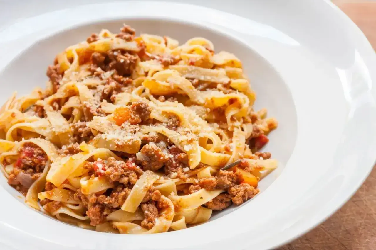 Tagliatelle z bogatym sosem mięsnym, czyli klasyczne ragu. Pyszne danie, które rozgrzewa i syci.