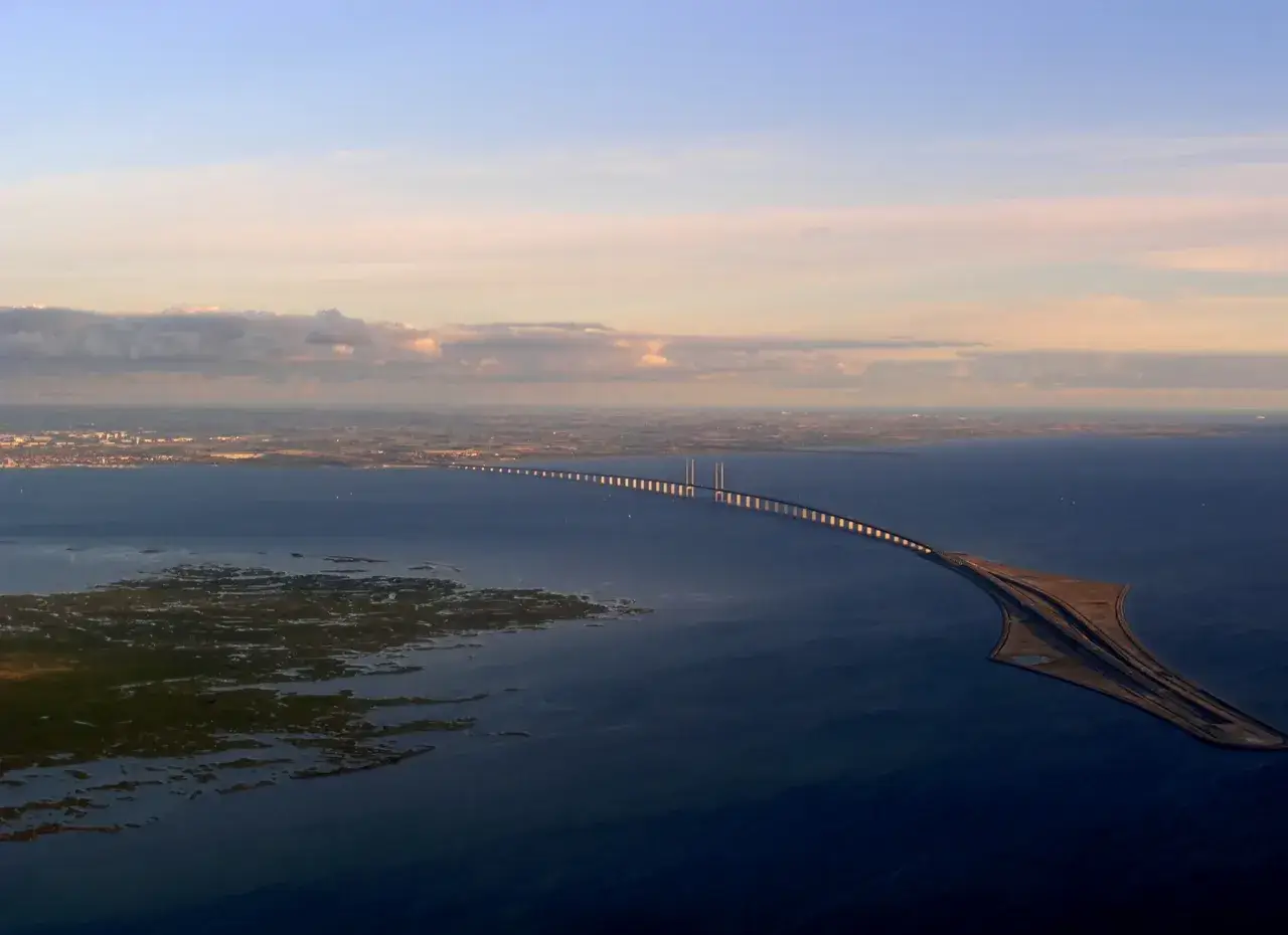 Most Øresund, łączący Danię ze Szwecją, ma 16 km długości. Widok z lotu ptaka na imponującą konstrukcję.