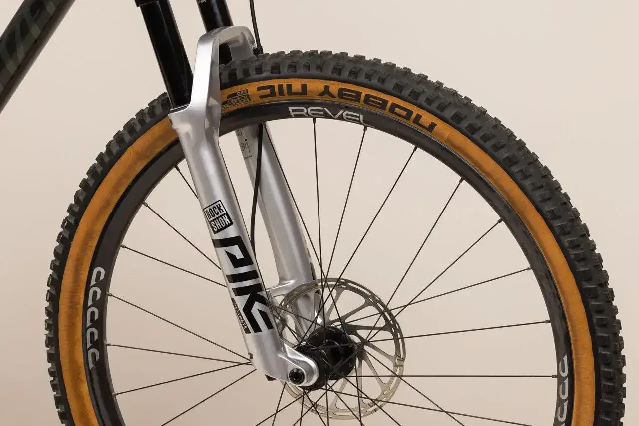 Amortyzatory Rock Shox Pike Ultimate, z klasyfikacją dla wymagających tras. Opona Schwalbe Nobby Nic.