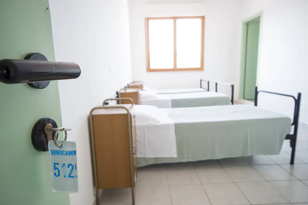 La chiave con il numero 512 del vostro alloggio all'Eurocamp Cesenatico è appesa alla porta. La stanza è semplice, con letti singoli pronti per accogliervi.