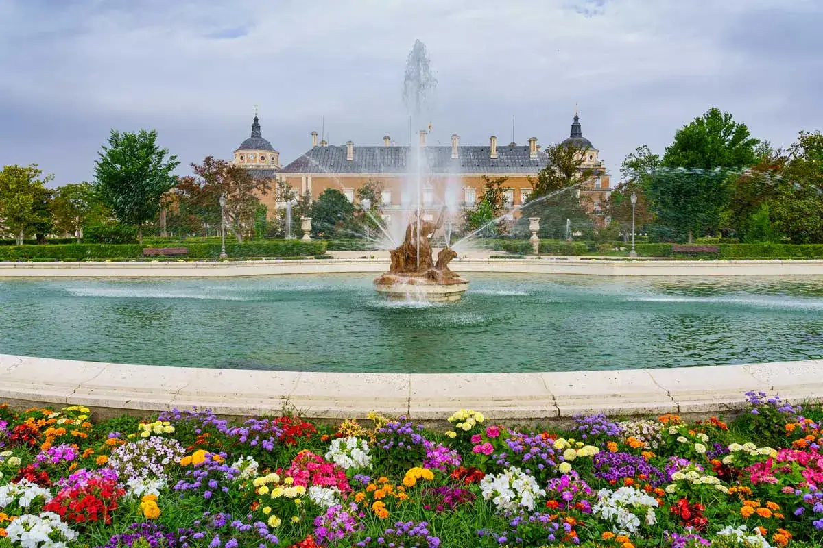Jardines del Palacio Real de Aranjuez con fuente y flores. Un lugar ideal que ver en Aranjuez con niños para disfrutar de la naturaleza.
