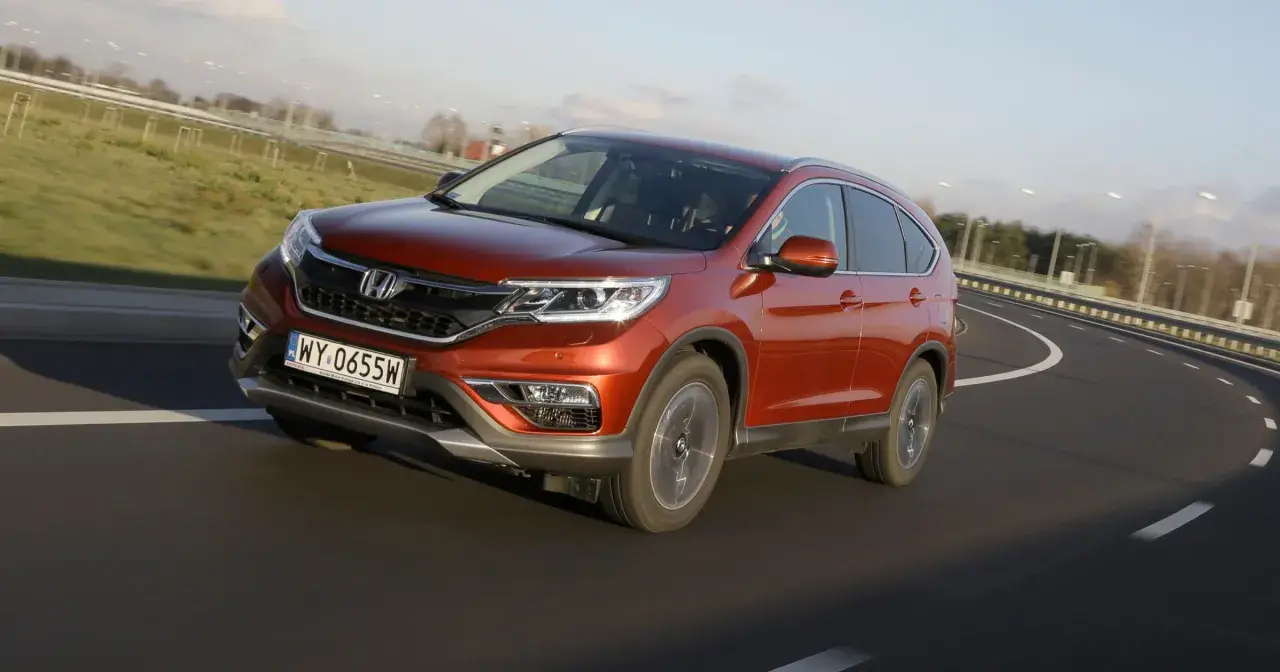 Pomarańczowy Honda CR-V 1.6 diesel na zakręcie drogi. Czy to początek honda cr-v 1.6 diesel usterki?