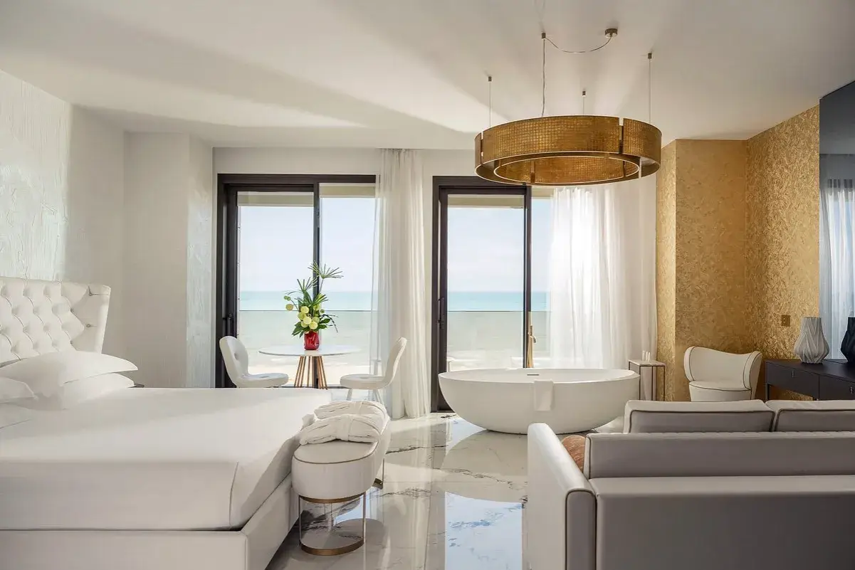 Lussuosa camera con vista mare, perfetta per un soggiorno in un b&b Riviera Romagnola. Letto king, vasca freestanding e arredi eleganti.