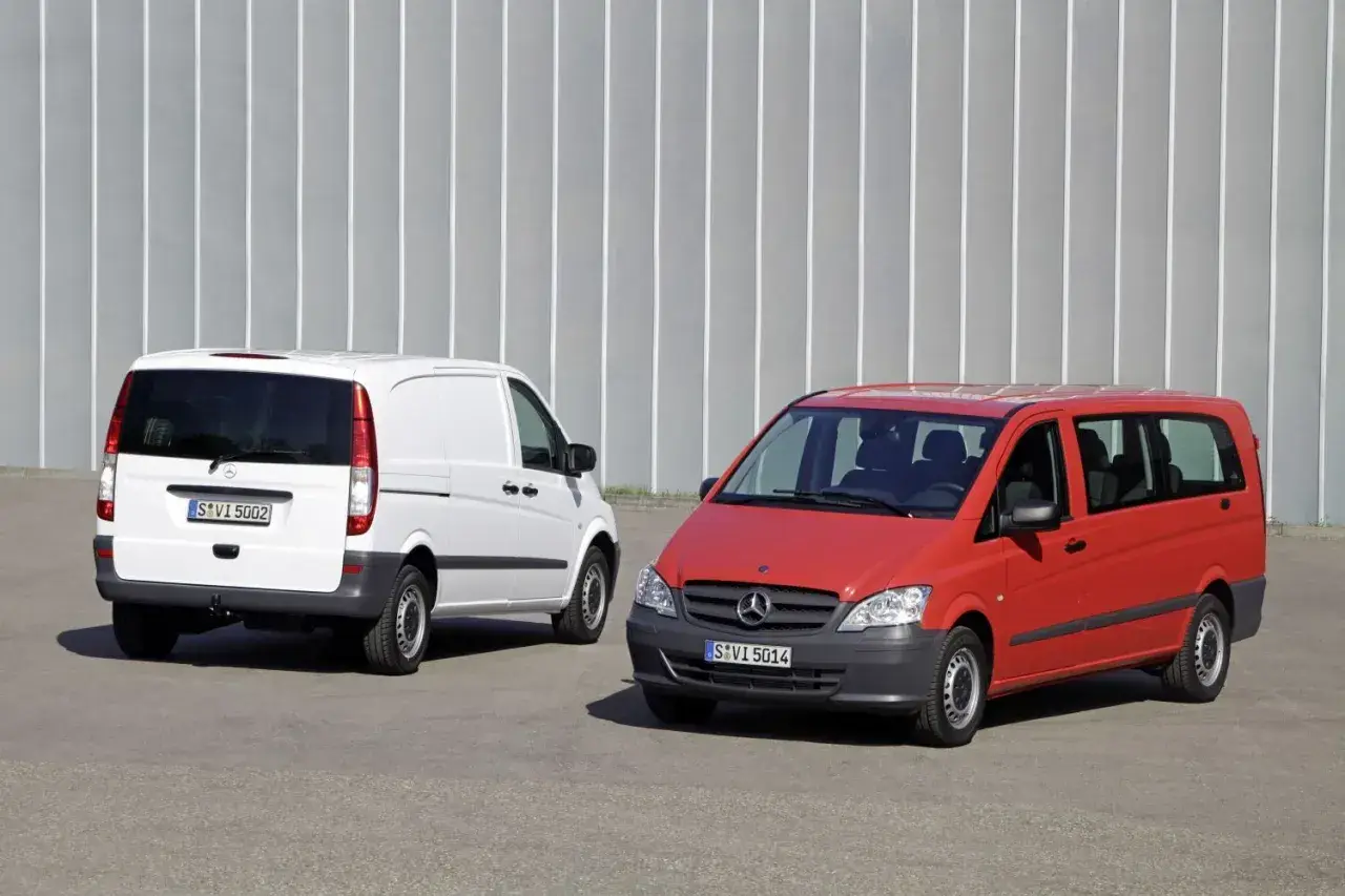 Dwa busy Mercedes-Benz Vito, jeden biały, drugi czerwony, stoją obok siebie. Czy to właśnie ten bus osobowy jest najmniej awaryjny?
