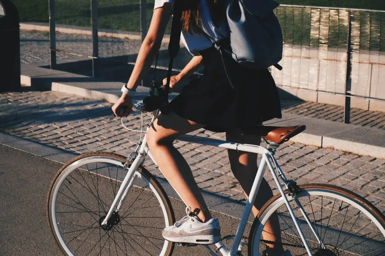 Dziewczyna na rowerze, kupno roweru bez umowy było świetnym pomysłem. Słońce, wolność i nowy jednoślad.