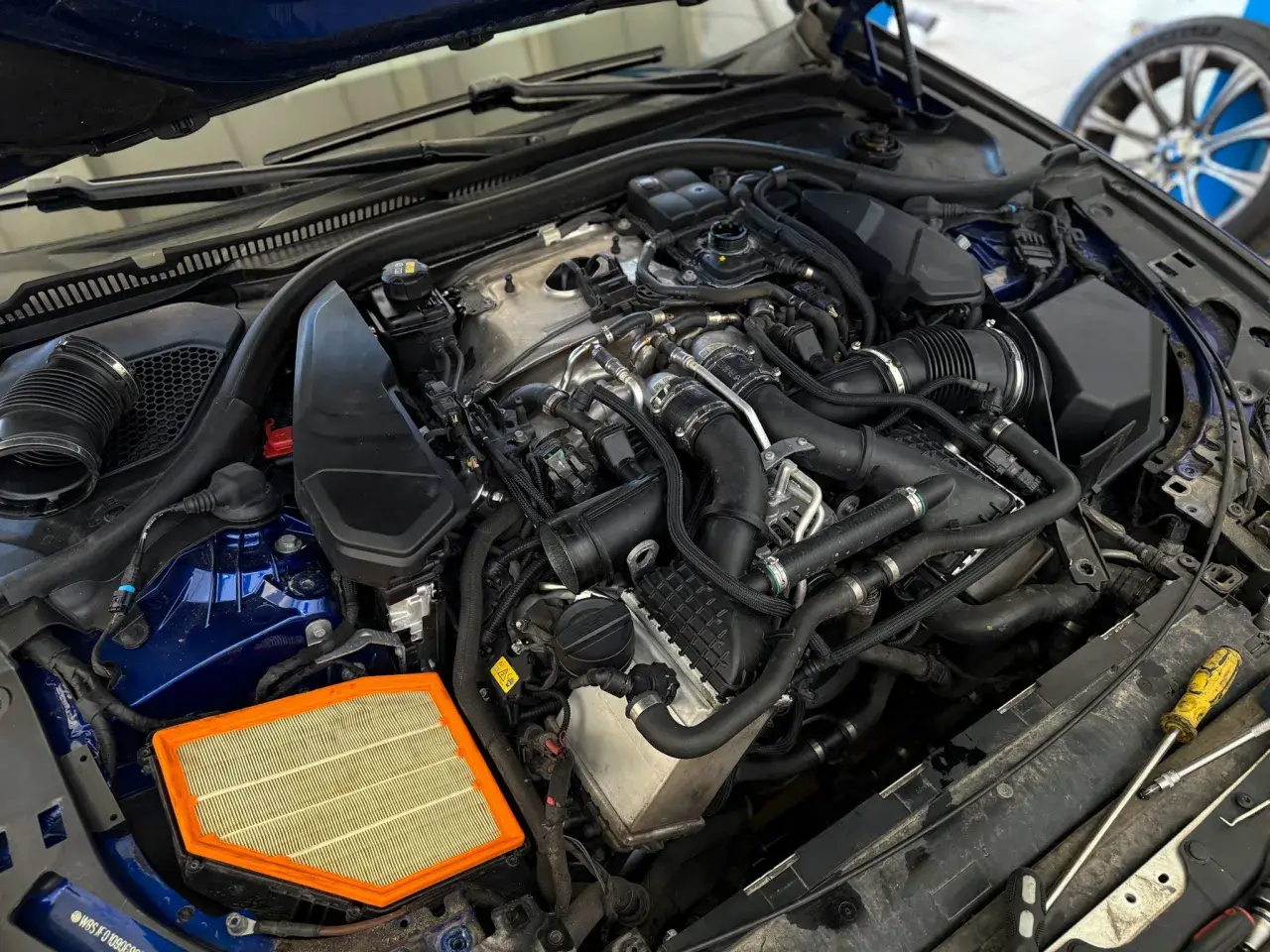 Silnik BMW z nowym filtrem powietrza. Czy części do BMW są drogie? Zależy od części, ale ten filtr to niewielki wydatek.